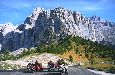 Eine Wiener Gruppe von Motorradfahrern, die sich bei der Auffahrt zum Falzarego ber einen flotten Schwenker gewundert haben...;-)