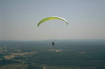 Gleitschirmflieger am Mont Bouquet