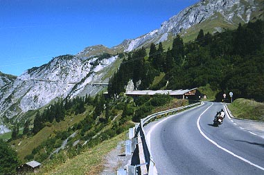 Eindrucksvoll: die Galerien am Flexenpass