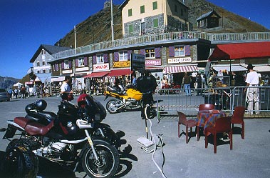 Wer kennt ihn nicht: Europas höchstgelegenen Würstelstand auf dem Stilfser Joch