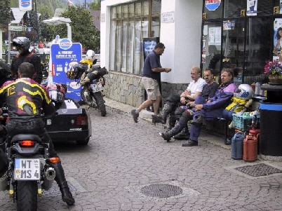 Warten an der Tankstelle in Bardonecchia