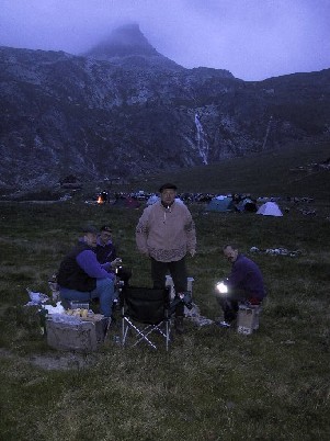 abendliches Grillen am Rifugio Scarfioti
